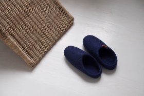 <p>Tradycyjne obuwie domowe z Nepalu. Wykonane ręcznie z jednego z najstarszych wyrobów włókienniczych - filcu. Używany do ich produkcji filc powstaje w 100% z czystej, owczej wełny.</p> Paputy Granatowe - kapcie wełniane - Feltiness