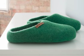 <p>Tradycyjne obuwie domowe z Nepalu. Wykonane ręcznie z jednego z najstarszych wyrobów włókienniczych - filcu. Używany do ich produkcji filc powstaje w 100% z czystej, owczej wełny.</p> Paputy Zielone - kapcie wełniane - Feltiness