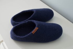 <p>Tradycyjne obuwie domowe z Nepalu. Wykonane ręcznie z jednego z najstarszych wyrobów włókienniczych - filcu. Używany do ich produkcji filc powstaje w 100% z czystej, owczej wełny.</p> Paputy Granatowe - kapcie wełniane - Feltiness