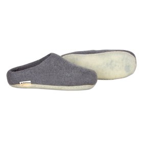 <p>Tradycyjne obuwie domowe z Nepalu. Wykonane ręcznie z jednego z najstarszych wyrobów włókienniczych - filcu. Używany do ich produkcji filc powstaje w 100% z czystej, owczej wełny.</p> Paputy Popiel z podeszwą kauczukową - papcie wełniane - Feltiness