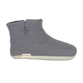 <p>Tradycyjne obuwie domowe z Nepalu. Wykonane ręcznie z jednego z najstarszych wyrobów włókienniczych - filcu. Używany do ich produkcji filc powstaje w 100% z czystej, owczej wełny.</p> Bambosze Popielate - papcie wełniane - Feltiness