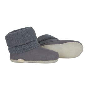 <p>Tradycyjne obuwie domowe z Nepalu. Wykonane ręcznie z jednego z najstarszych wyrobów włókienniczych - filcu. Używany do ich produkcji filc powstaje w 100% z czystej, owczej wełny.</p> Bambosze Popielate z kołnierzem - kapcie z wełny - Feltiness
