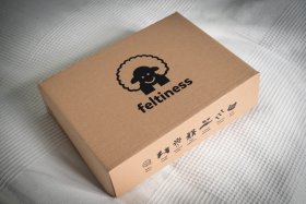 <p>Tradycyjne obuwie domowe z Nepalu. Wykonane ręcznie z jednego z najstarszych wyrobów włókienniczych - filcu. Używany do ich produkcji filc powstaje w 100% z czystej, owczej wełny.</p> Paputy Popielate z podeszwą - papcie wełniane - Feltiness