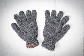 Rękawiczki wełniane w kolorze popielatym. Robione ręcznie w Nepalu w manufakturach rzemieślniczych. Od środka rękawiczki podszyte są miłą w dotyku polarową podszewką. Uniwersalny rozmiar. Sklep Feltiness - handmade from Nepal. Rękawiczki z wełny popielate - Feltiness