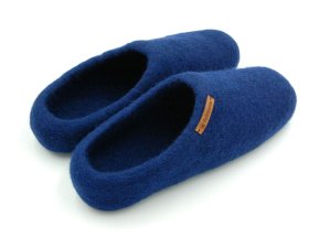 <p>Tradycyjne obuwie domowe z Nepalu. Wykonane ręcznie z jednego z najstarszych wyrobów włókienniczych - filcu. Używany do ich produkcji filc powstaje w 100% z czystej, owczej wełny.</p> Paputy Granatowe - kapcie wełniane - Feltiness