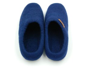 <p>Tradycyjne obuwie domowe z Nepalu. Wykonane ręcznie z jednego z najstarszych wyrobów włókienniczych - filcu. Używany do ich produkcji filc powstaje w 100% z czystej, owczej wełny.</p> Paputy Granatowe - kapcie wełniane - Feltiness