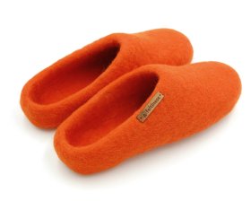<p>Tradycyjne obuwie domowe z Nepalu. Wykonane ręcznie z jednego z najstarszych wyrobów włókienniczych - filcu. Używany do ich produkcji filc powstaje w 100% z czystej, owczej wełny.</p> Paputy Pomarańczowe - filcowe bambosze - Feltiness