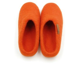 <p>Tradycyjne obuwie domowe z Nepalu. Wykonane ręcznie z jednego z najstarszych wyrobów włókienniczych - filcu. Używany do ich produkcji filc powstaje w 100% z czystej, owczej wełny.</p> Paputy Pomarańczowe - filcowe bambosze - Feltiness