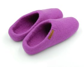 <p>Tradycyjne obuwie domowe z Nepalu. Wykonane ręcznie z jednego z najstarszych wyrobów włókienniczych - filcu. Używany do ich produkcji filc powstaje w 100% z czystej, owczej wełny.</p> Paputy Fioletowe - wełniane bambosze - Feltiness