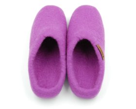 <p>Tradycyjne obuwie domowe z Nepalu. Wykonane ręcznie z jednego z najstarszych wyrobów włókienniczych - filcu. Używany do ich produkcji filc powstaje w 100% z czystej, owczej wełny.</p> Paputy Fioletowe - wełniane bambosze - Feltiness