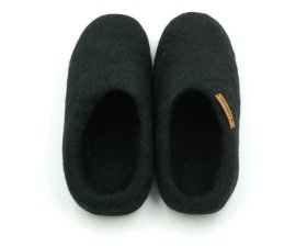 <p>Tradycyjne obuwie domowe z Nepalu. Wykonane ręcznie z jednego z najstarszych wyrobów włókienniczych - filcu. Używany do ich produkcji filc powstaje w 100% z czystej, owczej wełny.</p> Paputy Czarne - kapcie filcowe z wełny - Feltiness