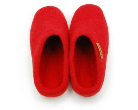 <p>Tradycyjne obuwie domowe z Nepalu. Wykonane ręcznie z jednego z najstarszych wyrobów włókienniczych - filcu. Używany do ich produkcji filc powstaje w 100% z czystej, owczej wełny.</p> Paputy Czerwone - papcie wełniane - Feltiness