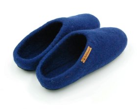<p>Tradycyjne obuwie domowe z Nepalu. Wykonane ręcznie z jednego z najstarszych wyrobów włókienniczych - filcu. Używany do ich produkcji filc powstaje w 100% z czystej, owczej wełny.</p> Paputy Granatowe z podeszwą - papcie wełniane - Feltiness