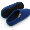 <p>Tradycyjne obuwie domowe z Nepalu. Wykonane ręcznie z jednego z najstarszych wyrobów włókienniczych - filcu. Używany do ich produkcji filc powstaje w 100% z czystej, owczej wełny.</p> Paputy Granatowe z podeszwą - papcie wełniane - Feltiness