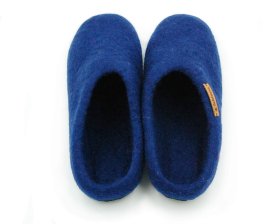 <p>Tradycyjne obuwie domowe z Nepalu. Wykonane ręcznie z jednego z najstarszych wyrobów włókienniczych - filcu. Używany do ich produkcji filc powstaje w 100% z czystej, owczej wełny.</p> Paputy Granatowe z podeszwą - papcie wełniane - Feltiness