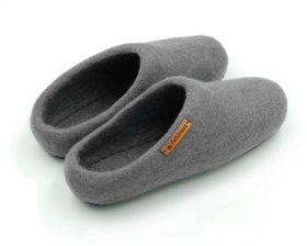 <p>Tradycyjne obuwie domowe z Nepalu. Wykonane ręcznie z jednego z najstarszych wyrobów włókienniczych - filcu. Używany do ich produkcji filc powstaje w 100% z czystej, owczej wełny.</p> Paputy Popielate z podeszwą - papcie wełniane - Feltiness