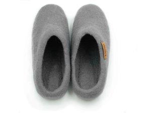 <p>Tradycyjne obuwie domowe z Nepalu. Wykonane ręcznie z jednego z najstarszych wyrobów włókienniczych - filcu. Używany do ich produkcji filc powstaje w 100% z czystej, owczej wełny.</p> Paputy Popielate z podeszwą - papcie wełniane - Feltiness