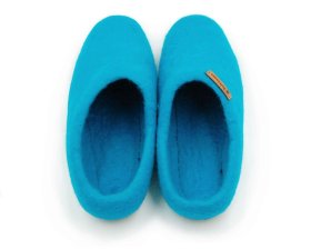 <p>Tradycyjne obuwie domowe z Nepalu. Wykonane ręcznie z jednego z najstarszych wyrobów włókienniczych - filcu. Używany do ich produkcji filc powstaje w 100% z czystej, owczej wełny.</p> Paputy Morskie z podeszwą - papcie wełniane - Feltiness