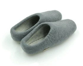 <p>Tradycyjne obuwie domowe z Nepalu. Wykonane ręcznie z jednego z najstarszych wyrobów włókienniczych - filcu. Używany do ich produkcji filc powstaje w 100% z czystej, owczej wełny.</p> Paputy Popiel z podeszwą kauczukową - papcie wełniane - Feltiness
