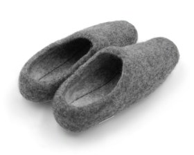 <p>Tradycyjne obuwie domowe z Nepalu. Wykonane ręcznie z jednego z najstarszych wyrobów włókienniczych - filcu. Używany do ich produkcji filc powstaje w 100% z czystej, owczej wełny.</p> Paputy Dark z podeszwą kauczukową - papcie wełniane - Feltiness