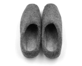 <p>Tradycyjne obuwie domowe z Nepalu. Wykonane ręcznie z jednego z najstarszych wyrobów włókienniczych - filcu. Używany do ich produkcji filc powstaje w 100% z czystej, owczej wełny.</p> Paputy Dark z podeszwą kauczukową - papcie wełniane - Feltiness