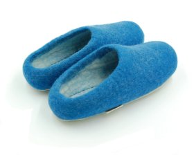 Tradycyjne obuwie domowe z Nepalu. Wykonane ręcznie z jednego z najstarszych wyrobów włókienniczych - filcu. Używany do ich produkcji filc powstaje w 100% z czystej, owczej wełny. Paputy Lazurowe z podeszwą kauczukową - papcie wełniane - Feltiness