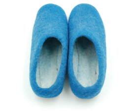 Tradycyjne obuwie domowe z Nepalu. Wykonane ręcznie z jednego z najstarszych wyrobów włókienniczych - filcu. Używany do ich produkcji filc powstaje w 100% z czystej, owczej wełny. Paputy Lazurowe z podeszwą kauczukową - papcie wełniane - Feltiness