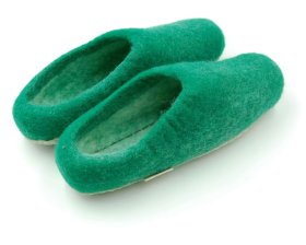<p>Tradycyjne obuwie domowe z Nepalu. Wykonane ręcznie z jednego z najstarszych wyrobów włókienniczych - filcu. Używany do ich produkcji filc powstaje w 100% z czystej, owczej wełny.</p> Paputy Zielone z podeszwą kauczukową - kapcie wełniane - Feltiness