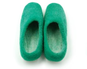 <p>Tradycyjne obuwie domowe z Nepalu. Wykonane ręcznie z jednego z najstarszych wyrobów włókienniczych - filcu. Używany do ich produkcji filc powstaje w 100% z czystej, owczej wełny.</p> Paputy Zielone z podeszwą kauczukową - kapcie wełniane - Feltiness