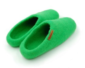 <p>Tradycyjne obuwie domowe z Nepalu. Wykonane ręcznie z jednego z najstarszych wyrobów włókienniczych - filcu. Używany do ich produkcji filc powstaje w 100% z czystej, owczej wełny.</p> Paputy Groszkowe - papcie filcowe z wełny - Feltiness