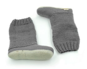 <p>Tradycyjne obuwie domowe z Nepalu. Wykonane ręcznie z jednego z najstarszych wyrobów włókienniczych - filcu. Używany do ich produkcji filc powstaje w 100% z czystej, owczej wełny.</p> Bambosze Popielate z kołnierzem - kapcie z wełny - Feltiness