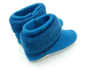 <p>Tradycyjne obuwie domowe z Nepalu. Wykonane ręcznie z jednego z najstarszych wyrobów włókienniczych - filcu. Używany do ich produkcji filc powstaje w 100% z czystej, owczej wełny.</p> Bambosze Lazurowe z kołnierzem - papcie z wełny - Feltiness
