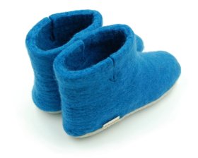 <p>Tradycyjne obuwie domowe z Nepalu. Wykonane ręcznie z jednego z najstarszych wyrobów włókienniczych - filcu. Używany do ich produkcji filc powstaje w 100% z czystej, owczej wełny.</p> Bambosze Lazurowe - kapcie wełniane - Feltiness