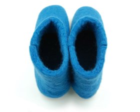 <p>Tradycyjne obuwie domowe z Nepalu. Wykonane ręcznie z jednego z najstarszych wyrobów włókienniczych - filcu. Używany do ich produkcji filc powstaje w 100% z czystej, owczej wełny.</p> Bambosze Lazurowe - kapcie wełniane - Feltiness
