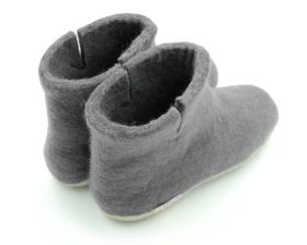 <p>Tradycyjne obuwie domowe z Nepalu. Wykonane ręcznie z jednego z najstarszych wyrobów włókienniczych - filcu. Używany do ich produkcji filc powstaje w 100% z czystej, owczej wełny.</p> Bambosze Popielate - papcie wełniane - Feltiness