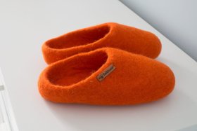 <p>Tradycyjne obuwie domowe z Nepalu. Wykonane ręcznie z jednego z najstarszych wyrobów włókienniczych - filcu. Używany do ich produkcji filc powstaje w 100% z czystej, owczej wełny.</p> Paputy Pomarańczowe - filcowe bambosze - Feltiness