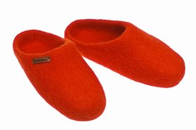 <p>Tradycyjne obuwie domowe z Nepalu. Wykonane ręcznie z jednego z najstarszych wyrobów włókienniczych - filcu. Używany do ich produkcji filc powstaje w 100% z czystej, owczej wełny.</p> Paputy Pomarańczowe - filcowe bambosze - Feltiness