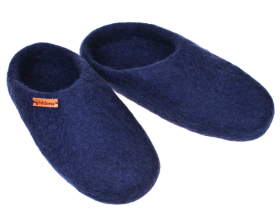 <p>Tradycyjne obuwie domowe z Nepalu. Wykonane ręcznie z jednego z najstarszych wyrobów włókienniczych - filcu. Używany do ich produkcji filc powstaje w 100% z czystej, owczej wełny.</p> Paputy Granatowe - kapcie wełniane - Feltiness