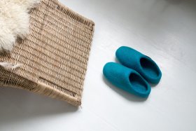 <p>Tradycyjne kapcie z Nepalu. Wykonane ręcznie z jednego z najstarszych wyrobów włókienniczych - filcu. Używany do ich produkcji filc powstaje w 100% z czystej, owczej wełny.</p> Paputy Morskie - kapcie wełniane - Feltiness