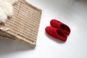 <p>Tradycyjne obuwie domowe z Nepalu. Wykonane ręcznie z jednego z najstarszych wyrobów włókienniczych - filcu. Używany do ich produkcji filc powstaje w 100% z czystej, owczej wełny.</p> Paputy Czerwone - papcie wełniane - Feltiness