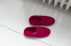 <p>Tradycyjne obuwie domowe z Nepalu. Wykonane ręcznie z jednego z najstarszych wyrobów włókienniczych - filcu. Używany do ich produkcji filc powstaje w 100% z czystej, owczej wełny.</p> Paputy Różowe z podeszwą - papcie wełniane - Feltiness