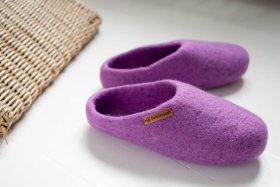 <p>Tradycyjne obuwie domowe z Nepalu. Wykonane ręcznie z jednego z najstarszych wyrobów włókienniczych - filcu. Używany do ich produkcji filc powstaje w 100% z czystej, owczej wełny.</p> Paputy Fioletowe - wełniane bambosze - Feltiness