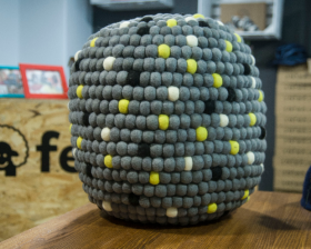 <p>Tradycyjna okrągła pufa z Nepalu. Wykonana ręcznie z jednego z najstarszych wyrobów włókienniczych - filcu. Używany do produkcji filc powstaje w 100% z czystej, owczej wełny. </p> Pufa wełniana, siedzisko Multikolor - Feltiness