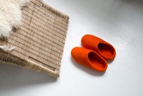 <p>Tradycyjne obuwie domowe z Nepalu. Wykonane ręcznie z jednego z najstarszych wyrobów włókienniczych - filcu. Używany do ich produkcji filc powstaje w 100% z czystej, owczej wełny.</p> Paputy Pomarańczowe - filcowe bambosze - Feltiness