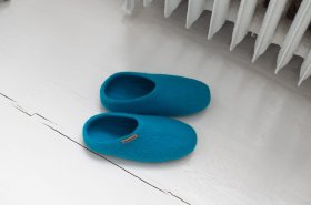 <p>Tradycyjne obuwie domowe z Nepalu. Wykonane ręcznie z jednego z najstarszych wyrobów włókienniczych - filcu. Używany do ich produkcji filc powstaje w 100% z czystej, owczej wełny.</p> Paputy Morskie z podeszwą - papcie wełniane - Feltiness