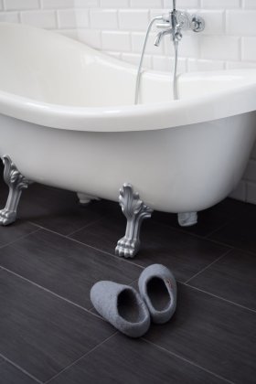 <p>Tradycyjne obuwie domowe z Nepalu. Wykonane ręcznie z jednego z najstarszych wyrobów włókienniczych - filcu. Używany do ich produkcji filc powstaje w 100% z czystej, owczej wełny.</p> Paputy Popielate z podeszwą - papcie wełniane - Feltiness