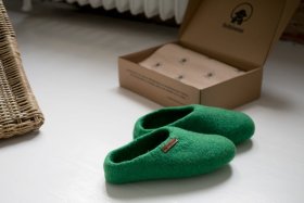 <p>Tradycyjne obuwie domowe z Nepalu. Wykonane ręcznie z jednego z najstarszych wyrobów włókienniczych - filcu. Używany do ich produkcji filc powstaje w 100% z czystej, owczej wełny.</p> Paputy Zielone - kapcie wełniane - Feltiness