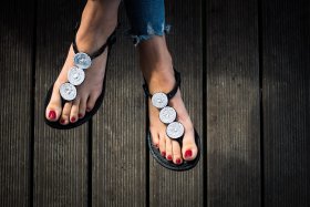 Sandały ze skóry naturalnej White Beads - Feltiness