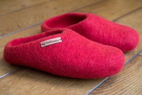 <p>Tradycyjne obuwie domowe z Nepalu. Wykonane ręcznie z jednego z najstarszych wyrobów włókienniczych - filcu. Używany do ich produkcji filc powstaje w 100% z czystej, owczej wełny.</p> Paputy Czerwone - papcie wełniane - Feltiness