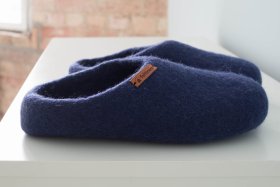 <p>Tradycyjne obuwie domowe z Nepalu. Wykonane ręcznie z jednego z najstarszych wyrobów włókienniczych - filcu. Używany do ich produkcji filc powstaje w 100% z czystej, owczej wełny.</p> Paputy Granatowe - kapcie wełniane - Feltiness
